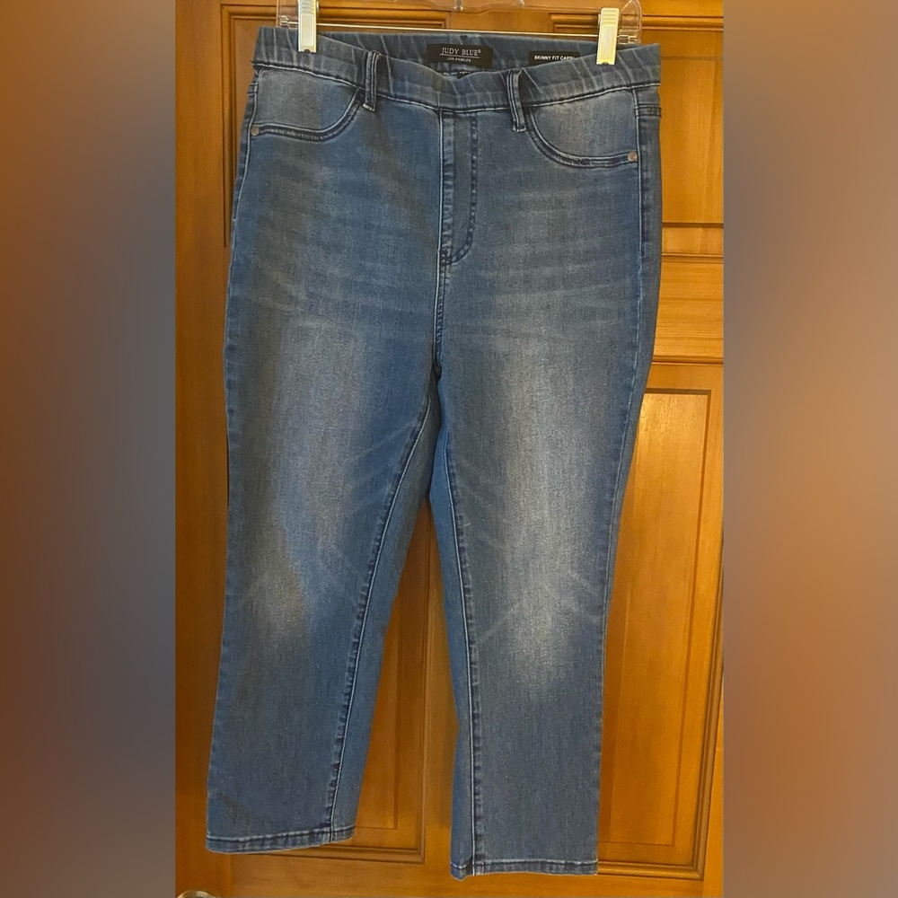 Judy Blue Women's Skinny Fit Capri Jeans. Cute and comfy pull-on. Like new.
